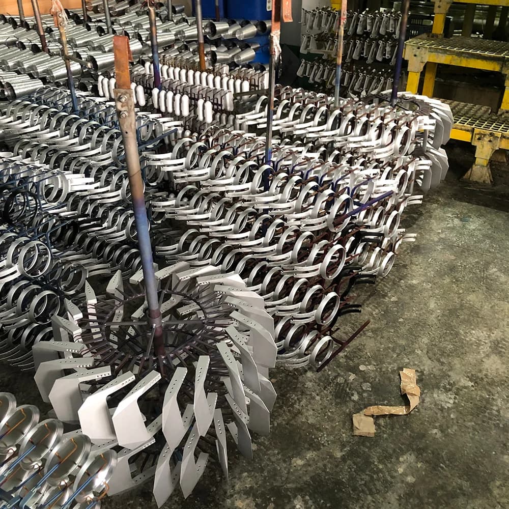 Bearbeitete Aluminiumteile, für die Oberflächenbehandlung an Gestellen aufgehängt