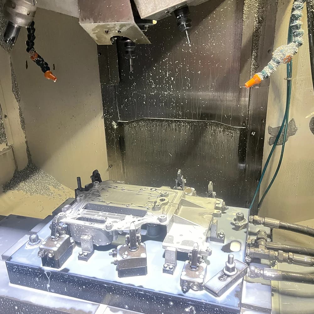 Ein Gussteil, von Spannern in einer hydraulischen Spannvorrichtung in einem Bearbeitungszentrum gehalten